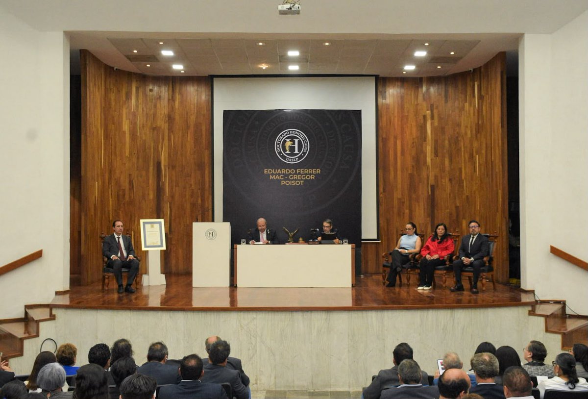 LaUASLP's tweet photo. 🏅 La #UASLP reconoce en Eduardo Ferrer Mac-Gregor 👨‍⚖️ una trayectoria que encarna los valores de la Universidad 💙💛

🌐 En ceremonia, el rector @AJZGrector lo invistió como Doctor Honoris Causa de la institución. 
https://t.co/gL4FqfPQWB https://t.co/ZRyO5B4gVW