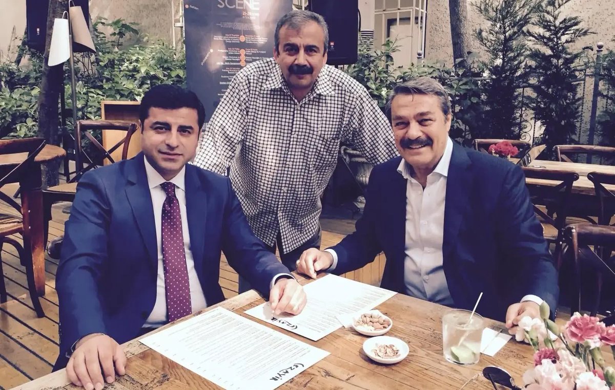 cgnturan's tweet photo. @hakkioznur_uh Ülkücü Hareket'in tarihini yazan Hakkı Öznur amca, Kadir İnanır'ın seksen öncesi ve seksen sonrası ideolojik, politik duruşunu ortaya koyan değerli bir yazı kaleme almış. Teröristlere ve teröristlere destek olanlara sahip çıkan kim varsa onlara iştirak etme gafletine düşmektedir https://t.co/K4UxlqLIqS