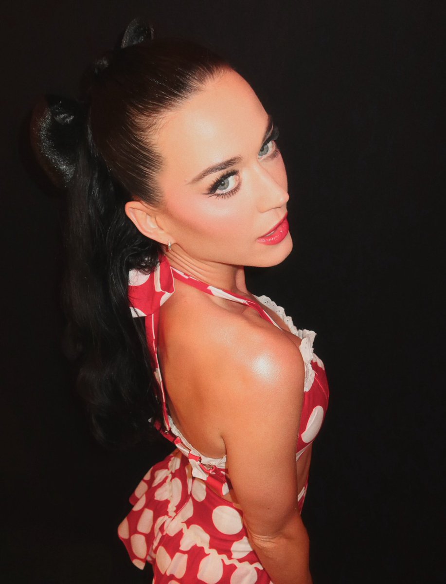 umakatyperry's tweet photo. o rosto dela é realmente impressionante https://t.co/EqSvoeM9FM