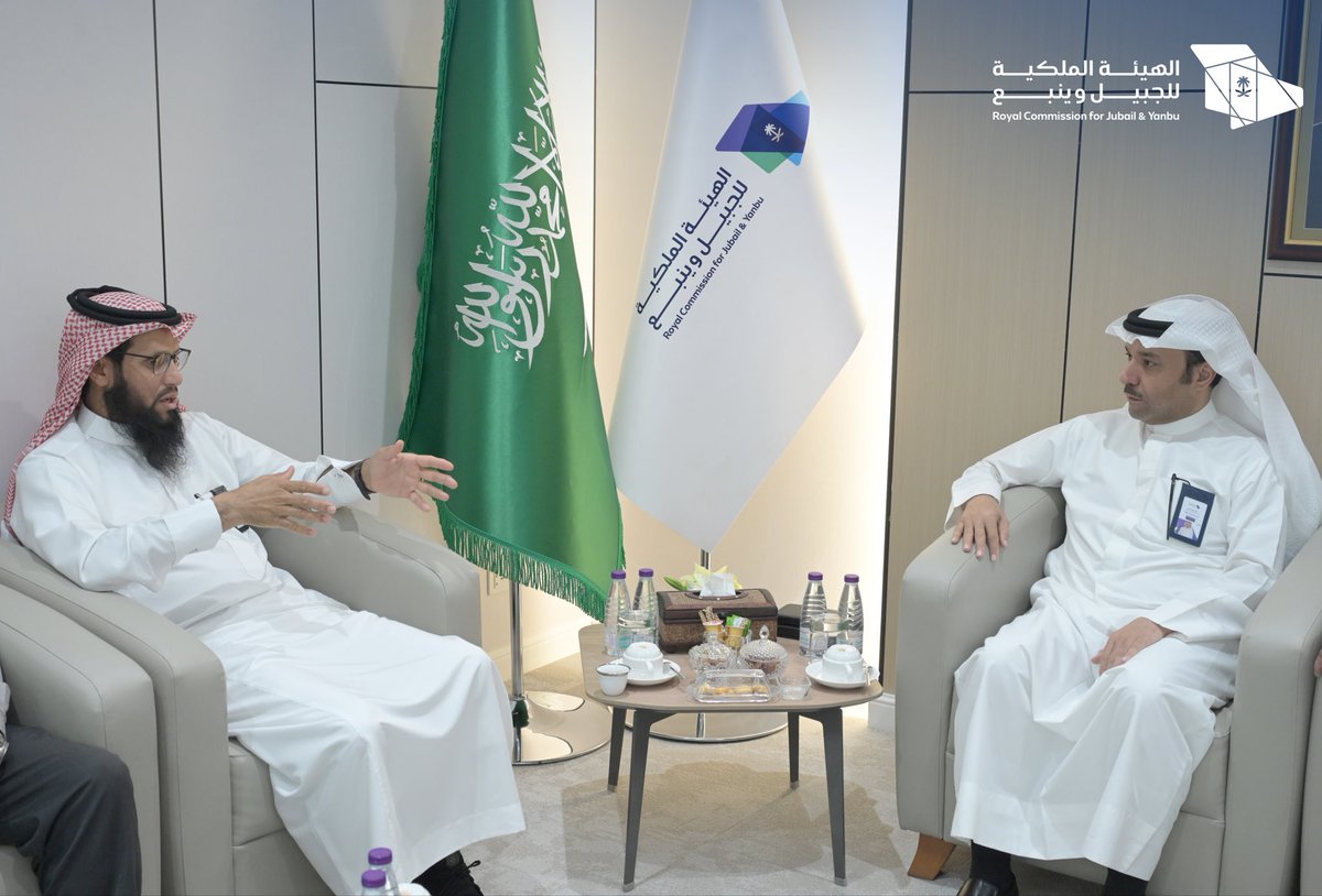 RCJY_RasAlkhair's tweet photo. التقى الرئيس التنفيذي 
م. محمود الذيب @_maltheeb 
بالرئيس التنفيذي لشركة إنوكيم @InoChemSA 
م. ظافر أبو هتله، وجرى خلال اللقاء بحث ومناقشة مستجدات مشروع الشركة بمدينة #رأس_الخير_للصناعات_التعدينية

#صناعة_وحياة https://t.co/LB0ZxHYv49