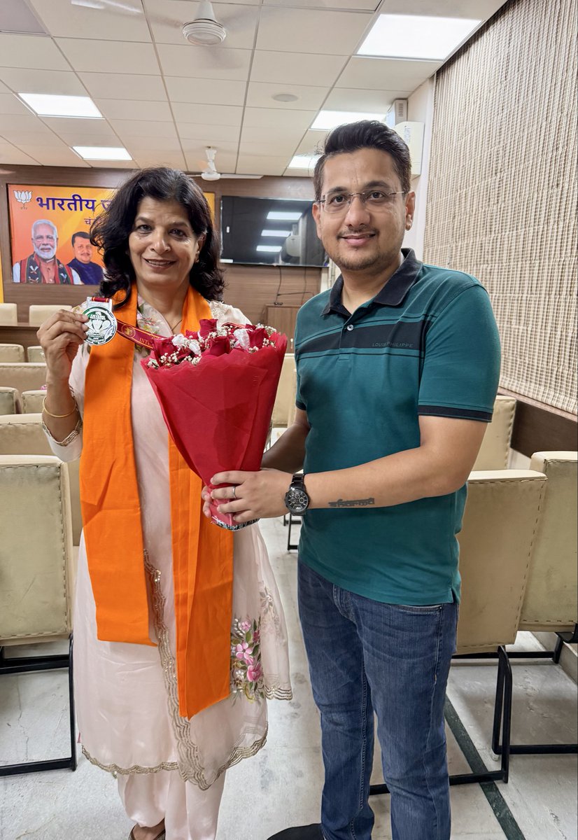 rohitsbjpchd's tweet photo. आज श्रीमती सरगुन अरोड़ा जी से भेंट कर उन्हें Ceylon Masters International Badminton Championship 2026, श्रीलंका में 1 रजत एवं 2 कांस्य पदक जीतने पर हार्दिक बधाई दी।

उनकी यह उपलब्धि देश एवं चंडीगढ़ के लिए गौरव का विषय है। उज्ज्वल भविष्य हेतु शुभकामनाएँ। 🇮🇳🏸 https://t.co/8Bgj2sbndm