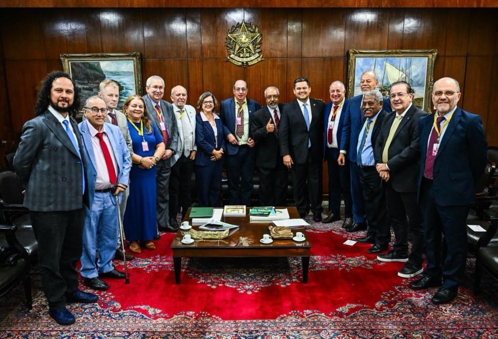 centralsindical's tweet photo. ✊🇧🇷 Antes da audiência pública sobre a redução da jornada de trabalho, representantes das centrais sindicais e movimentos populares participaram de reunião com o presidente do Senado, Davi Alcolumbre. O encontro reforçou a mobilização pelo fim da escala 6×1 e pela redução da jornada sem redução salarial. ⏰💼

#ReduçãoDaJornada #FimDaEscala6x1 #TrabalhoDecente #CentraisSindicais #Senado #DireitosDosTrabalhadores #Mobilização #Brasil