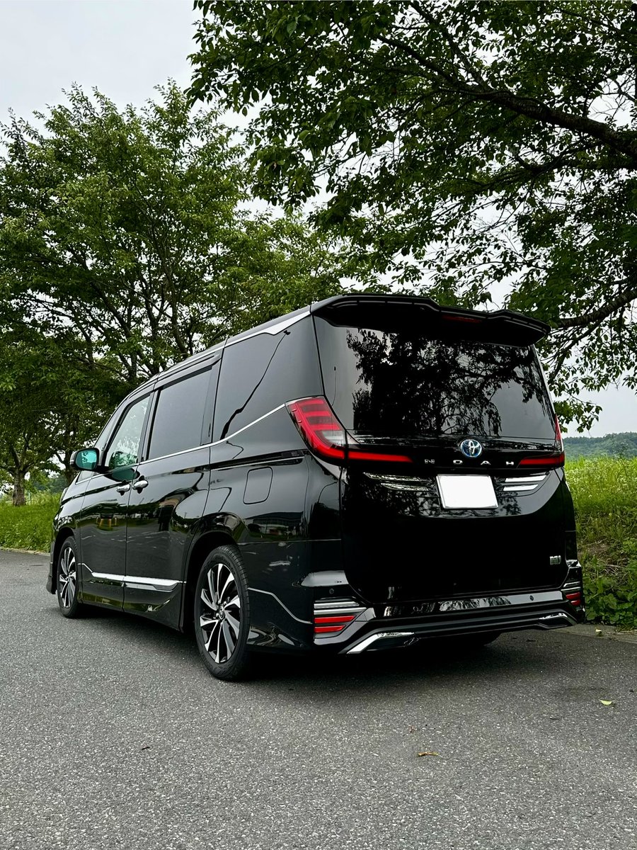 rb4dUXm60rYnfuL's tweet photo. おかえりノアちゃん✨️🚘✨️
ピカピカのボンネット…怖くて触れない…😂
LEDテープのベタベタも綺麗にしてもらいました😆 https://t.co/RDSEHdOktC