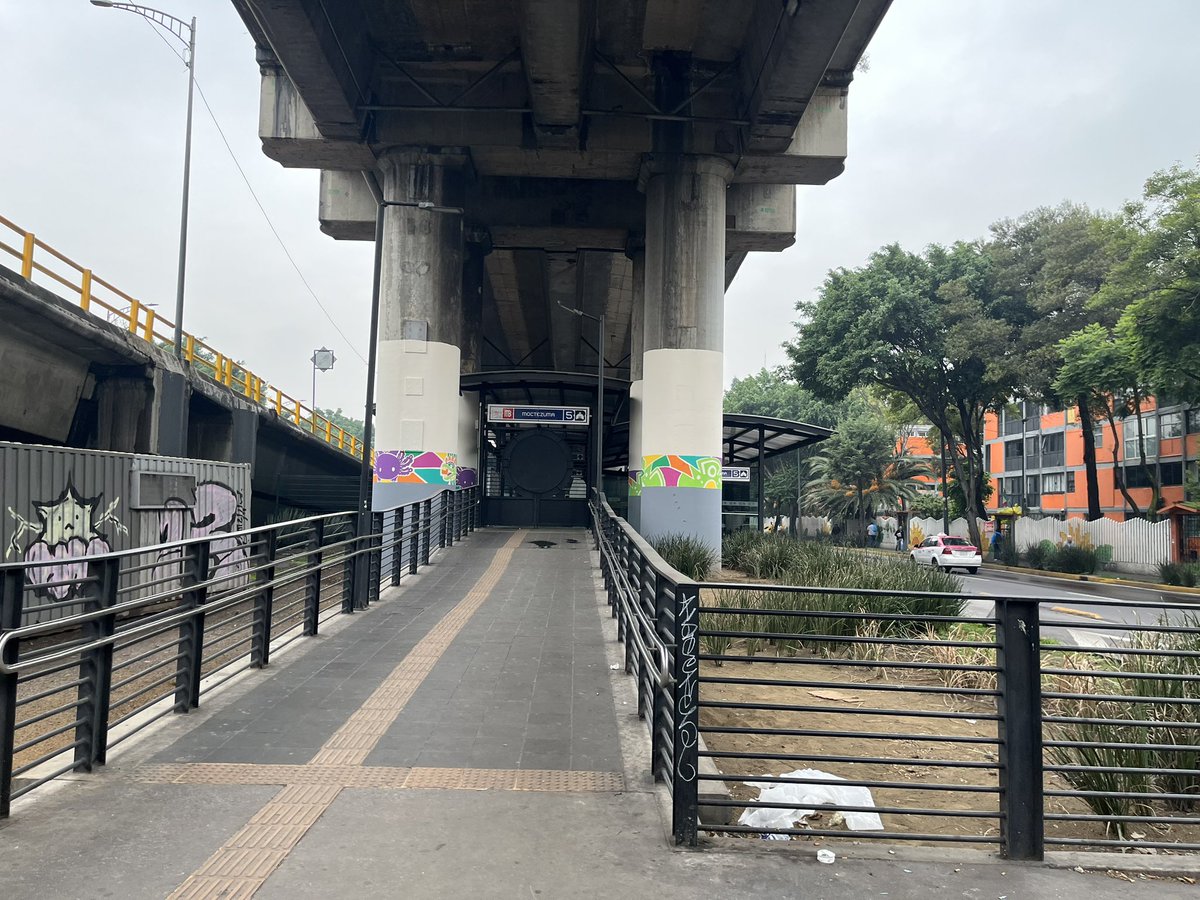 IvanABD's tweet photo. Por qué está cerrada la estación Moctezuma @MetrobusCDMX qué alternativas hay y por qué nadie da informes ni alternativas @OVIALCDMX semáforos en ese cruce siguen descompuestos y con el cierre de estaciones hay desconcierto y se requiere personal de tránsito https://t.co/Mrh3NK716K