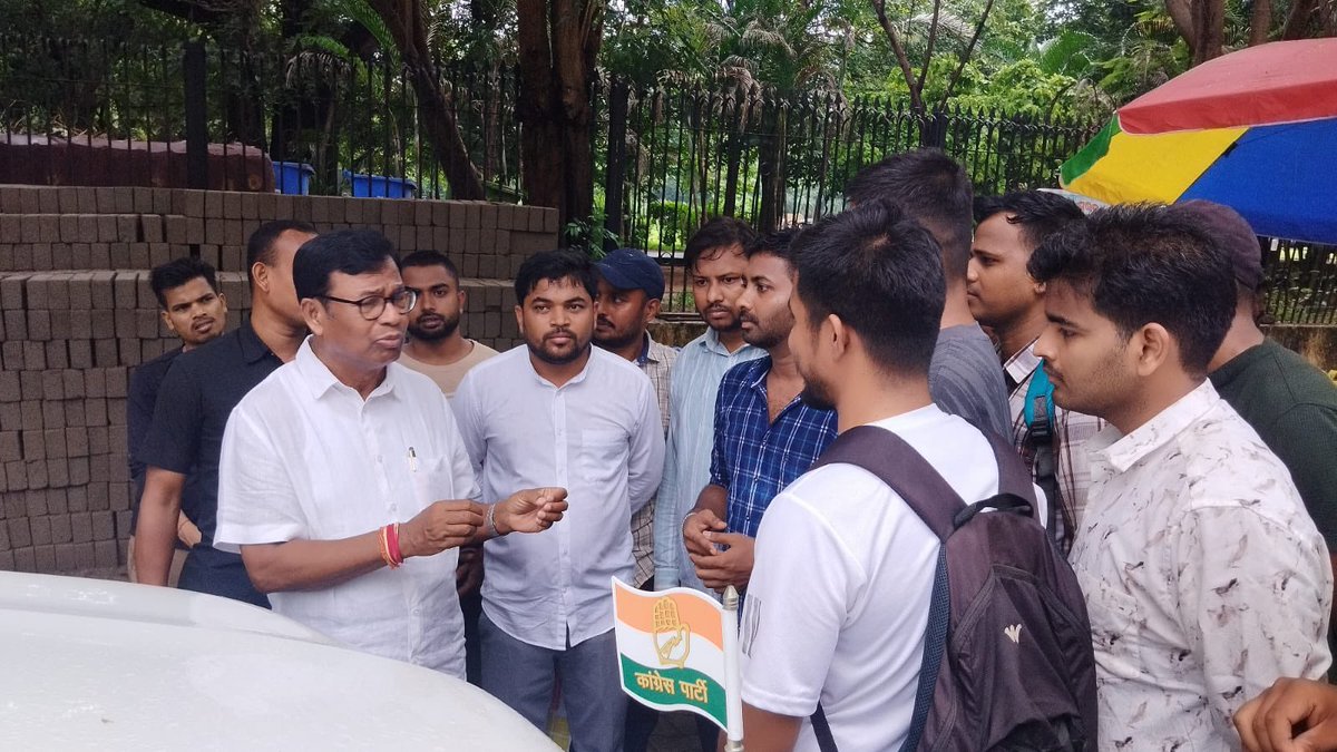 BhaktaCharanDas's tweet photo. At the request of the Police SI aspirants protesting outside the OUSSSC office I met and listened to their concerns. Urged the OUSSSC Chairman to conduct the examination in accordance with the original notification through a transparent and fair process ensuring justice to all aspirants.