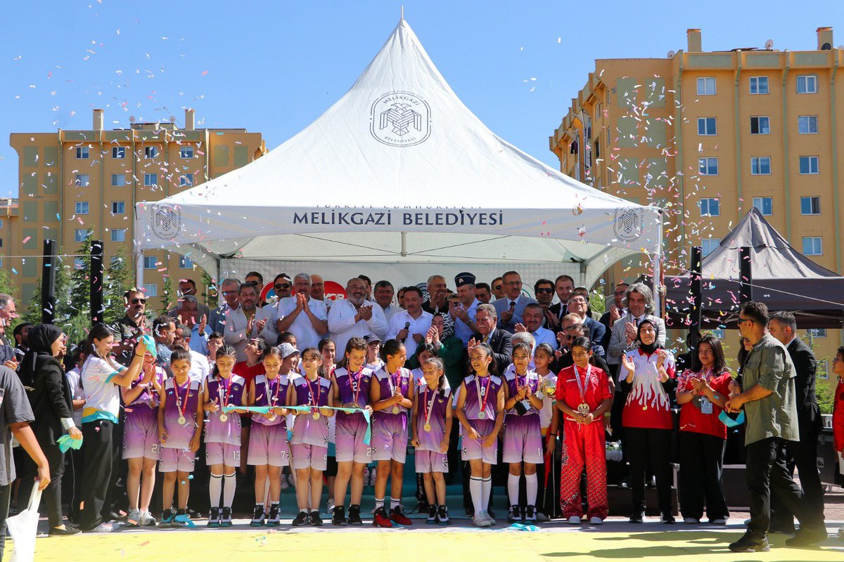 GSB_Kayseri's tweet photo. 71’inci ERVA Spor Kulübü Demokrasi Mahallesinde

Valimiz Sayın Gökmen Çiçek, Erdemlerimizle Varız (ERVA) Projesi kapsamında Orta Anadolu Kalkınma Ajansı (Oran) desteği ile Gençlik Spor İl Müdürlüğü tarafından hayata geçirilen 71’inci ERVA Spor Kulübü’nün açılış törenine katıldı. https://t.co/qK1VExSp4b