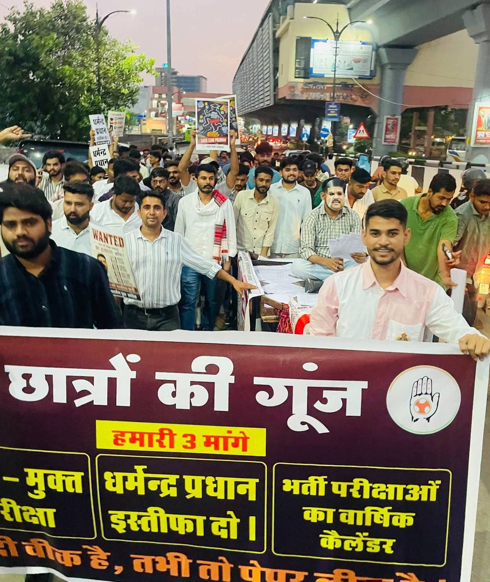 withabhinsui's tweet photo. "नरेंद्र मोदी वीक हैं, तभी तो पेपर लीक हैं!"

पेपर लीक, भर्ती घोटालों और शिक्षा व्यवस्था की विफलता ने लाखों युवाओं के भविष्य को दांव पर लगा दिय�� है।

इस अन्याय के खिलाफ ‘छात्रों की गूंज’ अभियान के तहत आज युवा साथियों के साथ जयपुर में सीएम आवास घेराव क��� युवाओं के अधिकारों की आवाज़ बुलंद की।

युवाओं को रोजगार के नाम पर ठगना और उनके भविष्य के साथ खिलवाड़ अब बंद होना चाहिए। पारदर्शी भर्ती, निष्पक्ष परीक्षाएं और जवाबदेह शिक्षा व्यवस्था हर विद्यार्थी का अधिकार है।

जब तक पेपर लीक पर प्रभावी रोक नहीं लगती और भर्ती परीक्षाओं की पारदर्शी व्यवस्था सुनिश्चित नहीं होती, तब तक यह आंदोलन जारी रहेगा।
#ChhatronKiGoonj