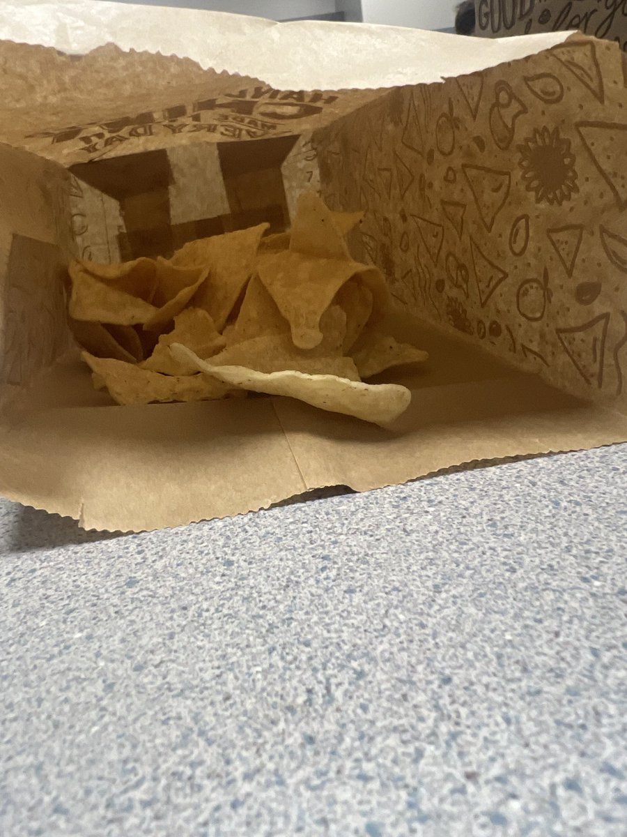RandysJohnson69's tweet photo. @ChipotleTweets u guys ever maybe have thought of putting chips in ur chip bag this is fucking ridiculous glad a got a thing of queso for no chips https://t.co/JpWIxTsO7m