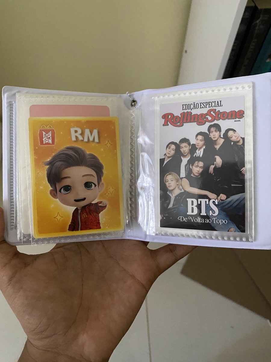 laninharkive's tweet photo. quando você vai abrir meu binder e se depara com os pcs mais raros do mundo https://t.co/ggC2DlCt9P