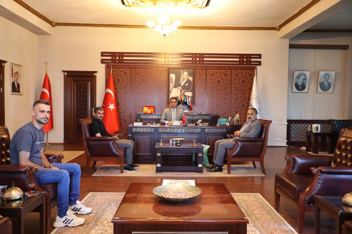 erciskaymakamlk's tweet photo. Cumhurbaşkanılığı Mülki idare Atama Kararnamesi ile İzmir Menderes ilçesine atamasından dolayı Kaymakamımız Sn Murat KARALOĞLU'na Gençlik ve Spor İlçe Müdürü Sn Harun YAŞAR ve Tesis amirleri Sn Erdal SARSILMAZ ile Sn Mehmet ATİK veda ziyaretinde bulundu.
@karaloglu_murat
#erciş https://t.co/xgKtppKo8F