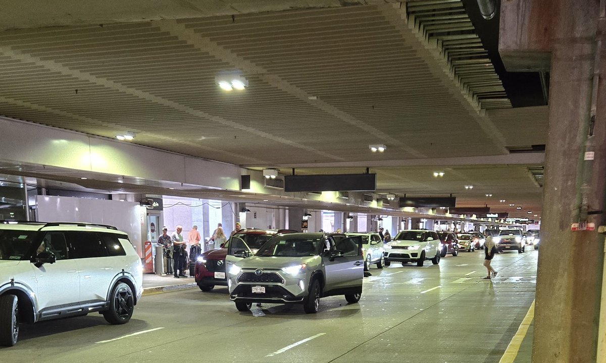 jmk981's tweet photo. @DENAirport Level 4 is ridiculous with entitlted idiots blocking lanes https://t.co/cc3S4SG4xU
