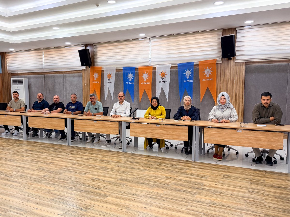 akpartiselcuklu's tweet photo. 📍AK Parti Selçuklu İlçe Başkanlığı 

İlçe Başkanımız Sayın Arif Bağcı’nın riyasetinde haftalık olağan Yönetim Kurulu toplantımızı gerçekleştirdik.

Toplantımızda teşkilat çalışmalarımızı, sahadaki faaliyetlerimizi ve gündemimizde yer alan konuları değerlendirerek önümüzdeki döneme ilişkin planlamalarımızı ele aldık.

Selçuklu’muza hizmet yolunda aynı inanç, aynı heyecan ve aynı kararlılıkla çalışmalarımızı sürdürüyoruz. 🇹🇷

| @arifbagci