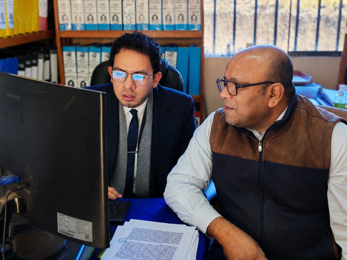 MineduPeru's tweet photo. #EscuelasSeguras | 🏫 El Minedu culminó una jornada de asistencia técnica en Puno para fortalecer la aplicación de la Ley 29988 y el uso del SIMEX en las DRE y UGEL, reforzando los mecanismos de prevención y respuesta frente a casos de violencia sexual en el ámbito educativo. La comisión también sostuvo reuniones con la Junta de Fiscales Superiores y las Cortes Superiores de Justicia para afianzar la articulación interinstitucional en la protección de niñas, niños y adolescentes, además de verificar en instituciones educativas el cumplimiento del registro de docentes en el REGIEP.