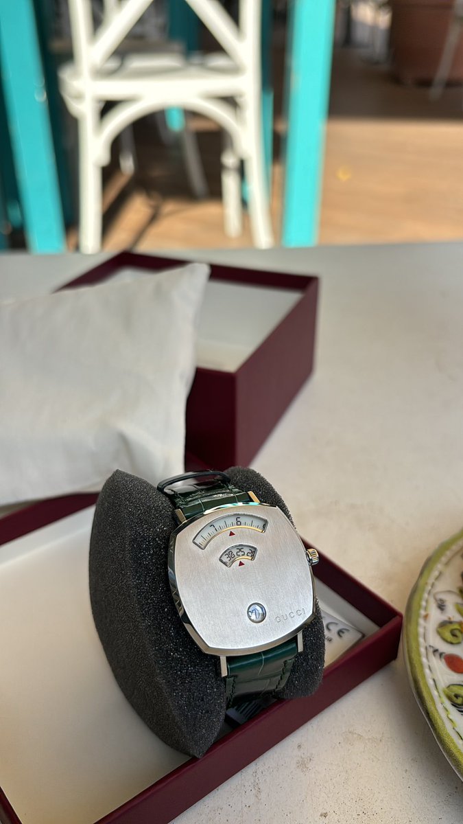 FloxylaD's tweet photo. Les gars je rentre d'Italie 🇮🇹

J'ai cette petite Gucci Grip neuve de stock pour vous avec bracelet alligator 🐊 

500€ tout rond ici https://t.co/EjOsuhrsGN