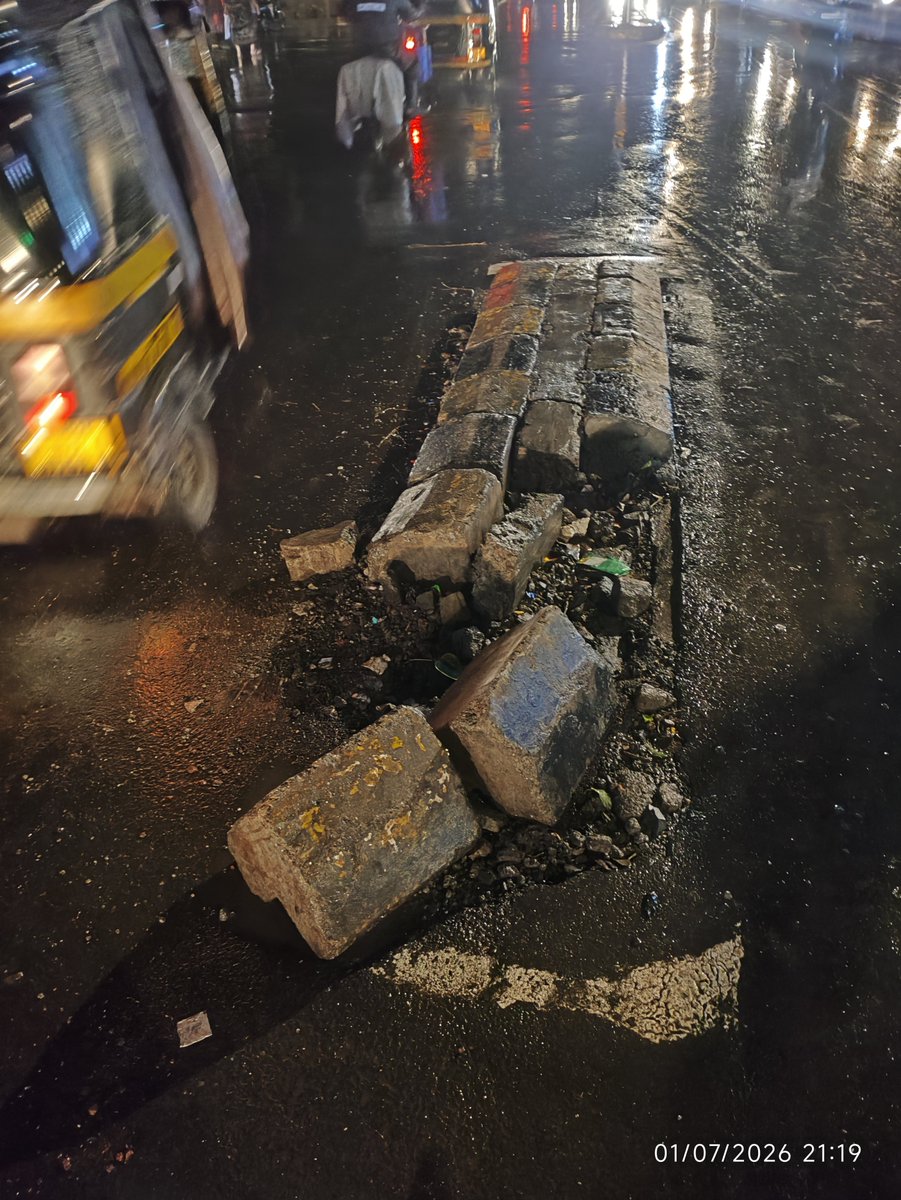 hcbkhan's tweet photo. A car got stuck on a divider with NO reflectors @ Kalina Square

Rain+low visibility=invisible

Major accident is waiting to happen.

Authorities only act after lives are lost.

@mybmc @mybmcWardHE -fix it NOW

@CMOMaharashtra @MTPHereToHelp @MumbaiPolice @VakolaPS @AshwiniBhide https://t.co/rekjkpPvwD