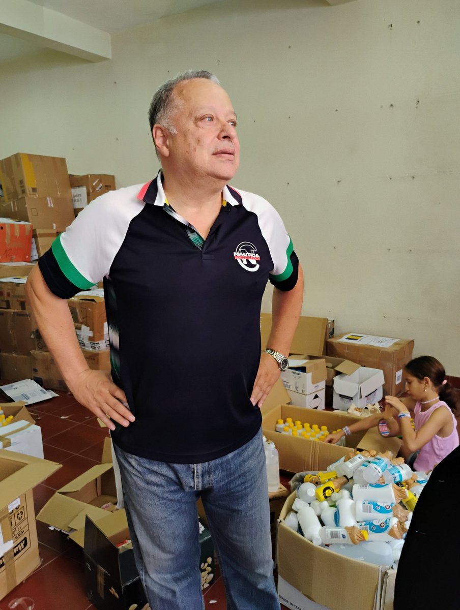 NolbertoHerrera's tweet photo. En los rostros, lágrimas y disposición de venezolanos en #Portugal y #Madeira, apostados en centros de acopio, emerge una fuerza solidaria tremenda. Se ligan muchas cosas pero resalta el calor humano que nos distingue. #01jul https://t.co/4lJlPUmbEi