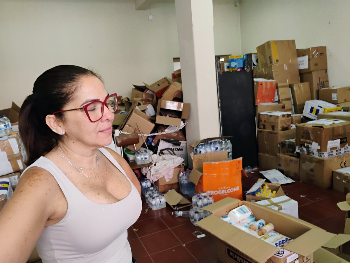 NolbertoHerrera's tweet photo. En los rostros, lágrimas y disposición de venezolanos en #Portugal y #Madeira, apostados en centros de acopio, emerge una fuerza solidaria tremenda. Se ligan muchas cosas pero resalta el calor humano que nos distingue. #01jul https://t.co/4lJlPUmbEi