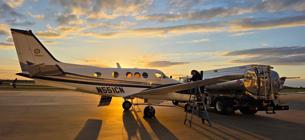 FboJetset's tweet photo. Turning aircraft efficiently while the sun puts on a show! 

https://t.co/GNP5iYE25L | #jetset #fbo #bizav #sunset https://t.co/FsDadNlj8t