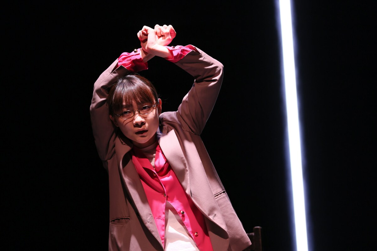 stage_natalie's tweet photo. 三浦透子が法廷弁護士に扮する一人芝居「プライマ・フェイシィ -私の声を聞いて-」開幕（舞台写真 / コメントあり）
https://t.co/dy8CQPxqrm https://t.co/Dq4zIurU0Q