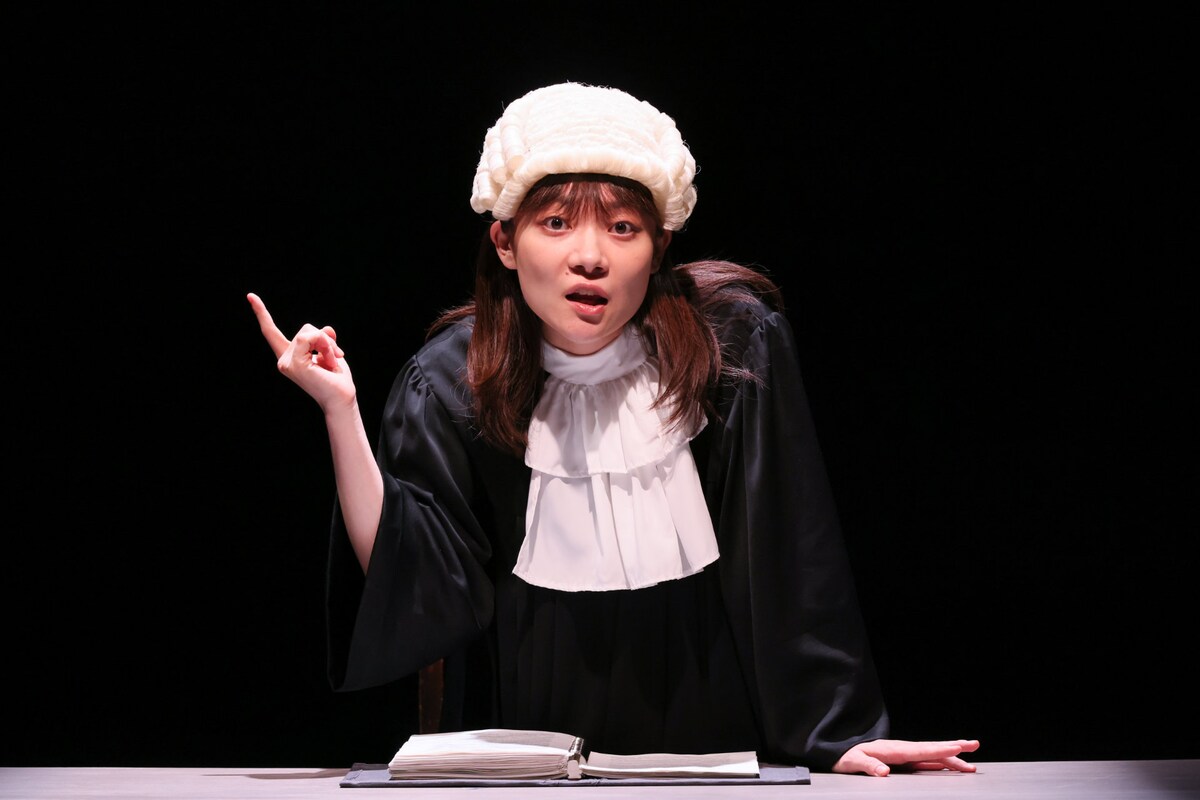 stage_natalie's tweet photo. 三浦透子が法廷弁護士に扮する一人芝居「プライマ・フェイシィ -私の声を聞いて-」開幕（舞台写真 / コメントあり）
https://t.co/dy8CQPxqrm https://t.co/Dq4zIurU0Q