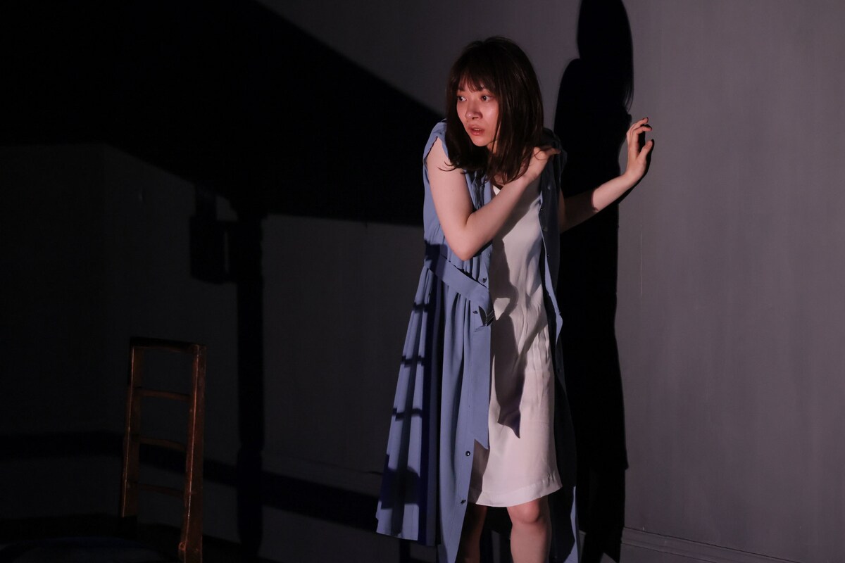 stage_natalie's tweet photo. 三浦透子が法廷弁護士に扮する一人芝居「プライマ・フェイシィ -私の声を聞いて-」開幕（舞台写真 / コメントあり）
https://t.co/dy8CQPxqrm https://t.co/Dq4zIurU0Q