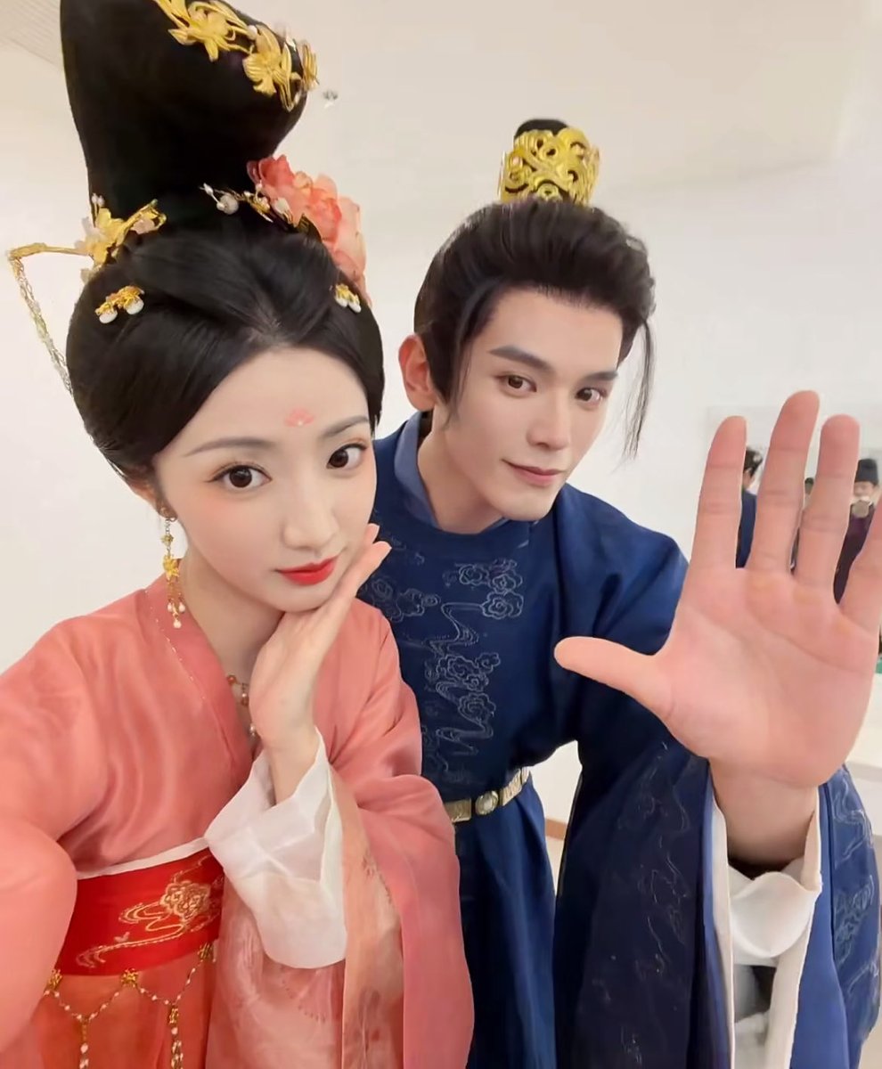 8auai_34's tweet photo. 엄마가 올린 이태원조         아빠가 올린 이태원조 https://t.co/oAxYfBJKQl