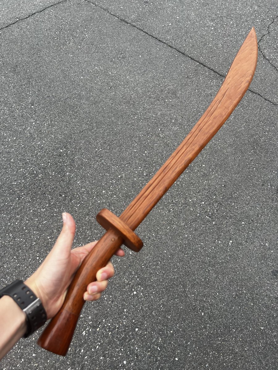 WANIGUNNSOU's tweet photo. 木刀というだけでも心の中の小学生男子がウキウキするのに、"青龍刀型の木刀"という心の中の小学生が興奮ではしゃぎ倒すレベルの物を見つけてしまい、思わず買ってしまう初夏。 https://t.co/YcghTcmvtm