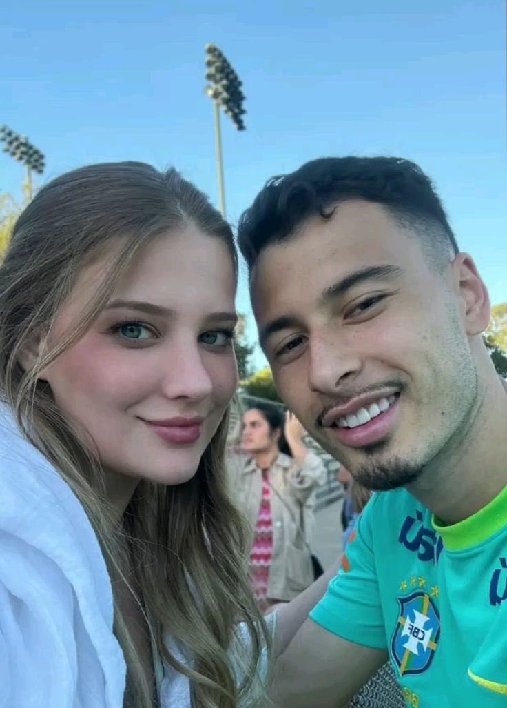 ArtVideo_'s tweet photo. A mulher do Gabriel Martinelli é médica e esquerdista consciente, Isabella Rousso, sou a favor de fazer dela a musa da copa, vamos tirar o foco da tigrinha. https://t.co/i7sMtAD2yM