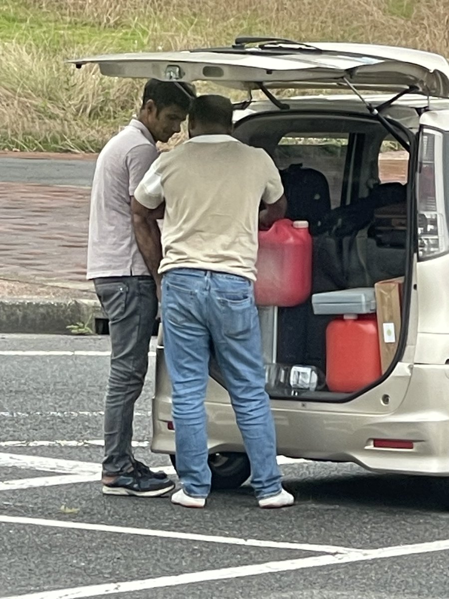 kizusi's tweet photo. 今日　辰野西PAエリアで
外国人がポリタンクからガソリンを補給してました！
日本国内の法律なで完全無視
やりたい放題　
怖い状況だね！事故でもすれば大変ですよね　拡散希望
福岡のナンバーでしたね https://t.co/vTV9ktFC2Y