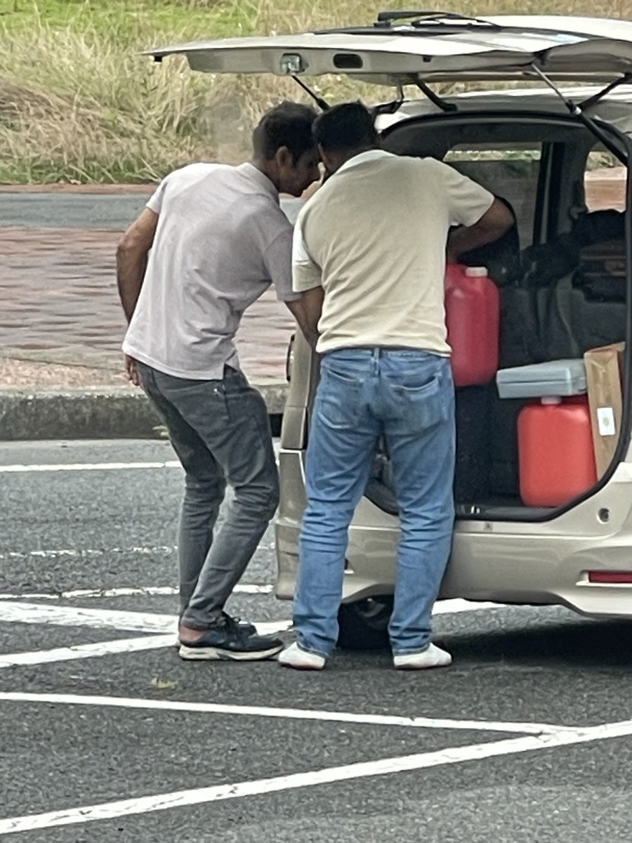 kizusi's tweet photo. 今日　辰野西PAエリアで
外国人がポリタンクからガソリンを補給してました！
日本国内の法律なで完全無視
やりたい放題　
怖い状況だね！事故でもすれば大変ですよね　拡散希望
福岡のナンバーでしたね https://t.co/vTV9ktFC2Y