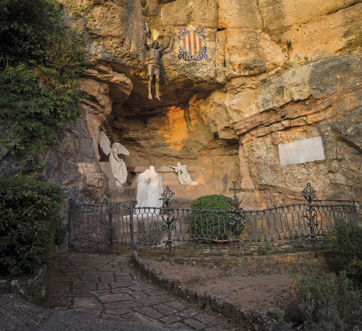 MuseuMontserrat's tweet photo. ✨ Recorda! Aquest dissabte hi ha la primera visita comentada al Rosari Monumental, centrada en el Primer Misteri de Glòria, obra d’Antoni Gaudí.

📅 4/07 · 1/08 · 5/09 · 3/10
🕓 16 h
📍 Oficina d'Informació
🎟️ Gratuïta amb reserva prèvia: https://t.co/ANQof11TM1 https://t.co/81mF2vhp6t