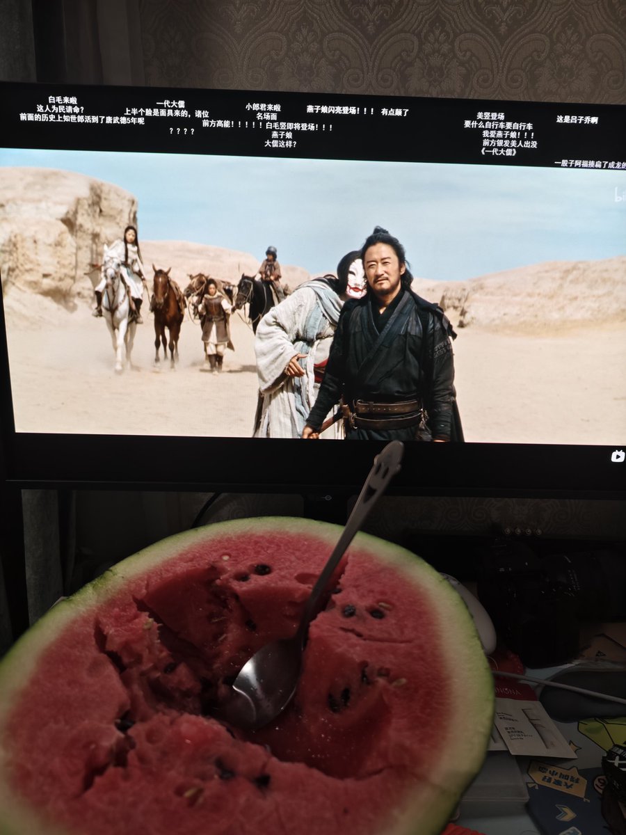 Asanfege's tweet photo. 上次这么啃西瓜🍉看电影是什么时候来着？ https://t.co/nfZzn4LXMI