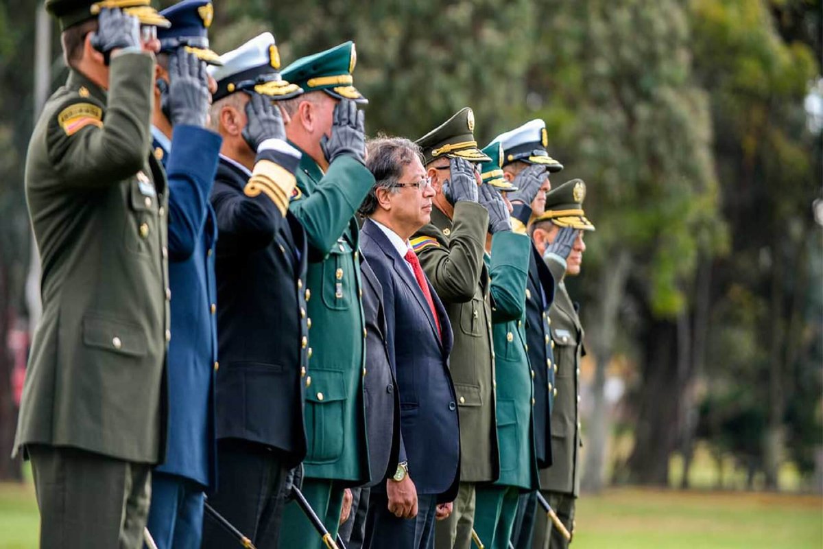 Horadelaverdad's tweet photo. #ENVIVO "Para los colombianos fue lamentable descubrir que detrás de esas negociaciones había acuerdos que incluso contemplaban el debilitamiento de la Fuerza Pública en áreas como la inteligencia, la investigación criminal y la lucha contra el narcotráfico.

Lo que hoy queda en evidencia es hasta dónde estuvo dispuesto a llegar el Gobierno para avanzar en esas mesas: una renuncia al ejercicio de la autoridad y al poder legítimo del Estado frente a los grupos armados ilegales."   General (r) Guillermo León- Presidente de 
@acorecolombia

¡Conéctese!

Escúchenos en:
YT
https://t.co/FiDMHKb3tS