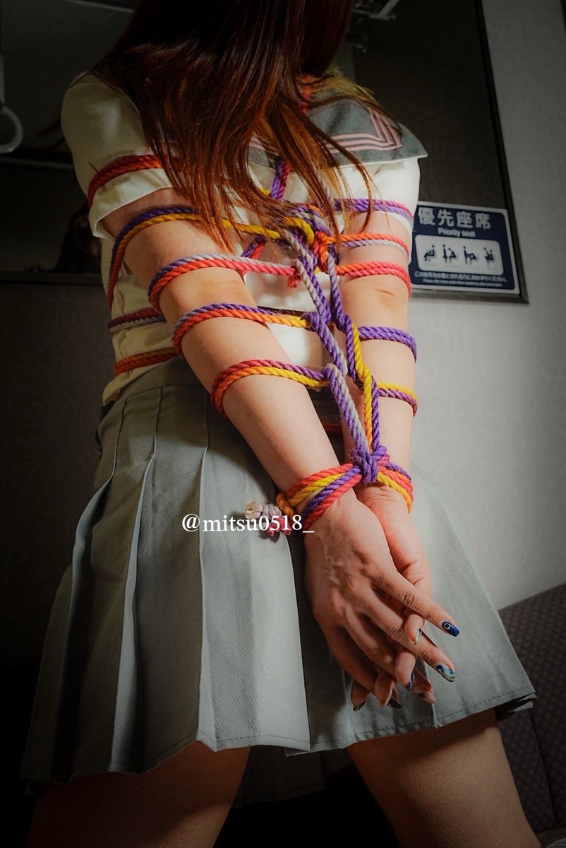 mitsu0518_'s tweet photo. 被写体さんのリクエストで後ろ手縛り、今回は梯子縛りに🪢

セーラー服に映えるキャンディグラデーションの縄が美しい✨

#制服緊縛 #梯子縛り #shibari 
#セーラー服 #緊縛ライティング撮影
#キャンディグラデーション縄 https://t.co/6mlOoVmxIN