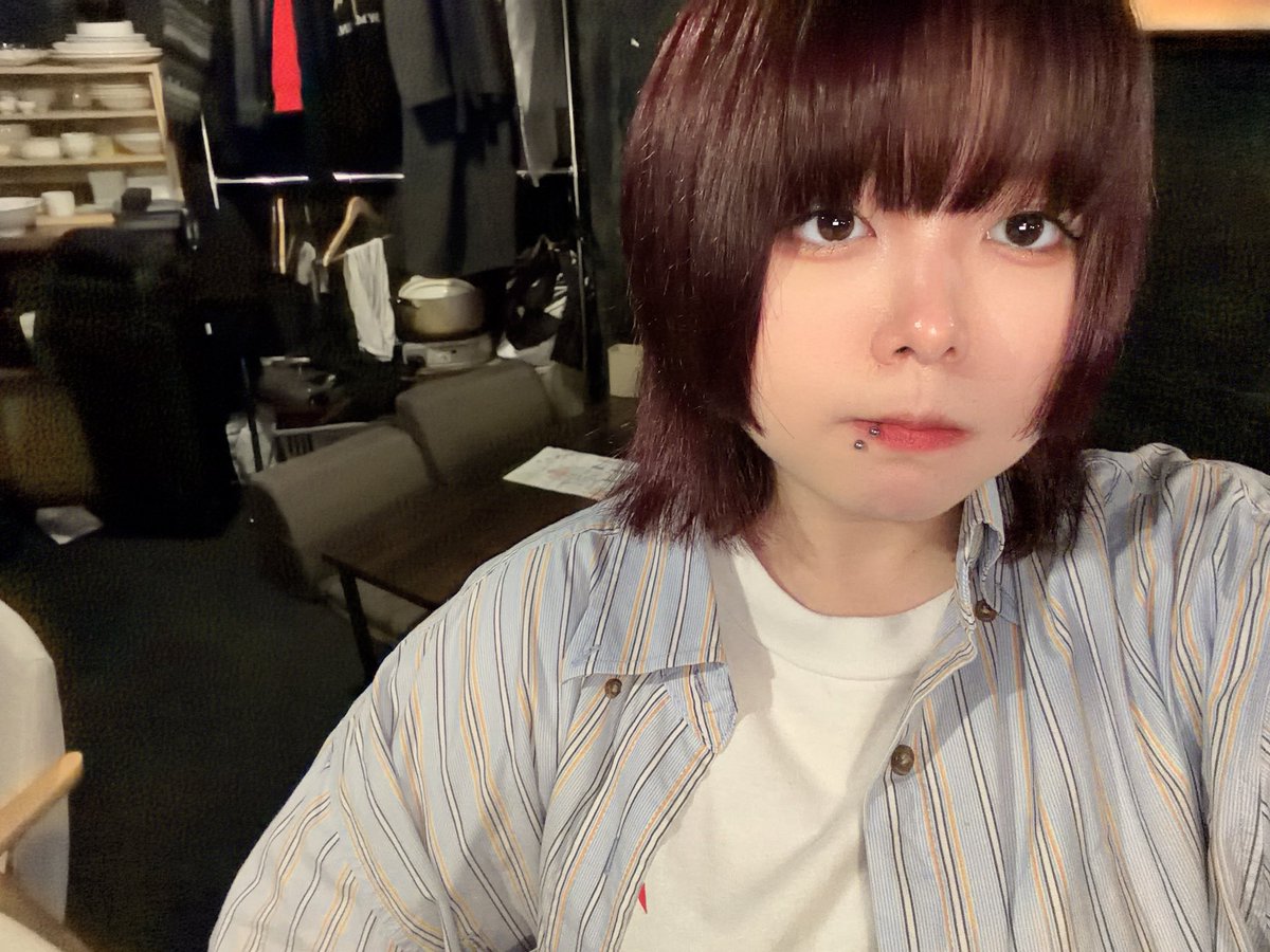 wani____m2's tweet photo. わにいる！
7月だ！もう全然夏です！
どうですか？夏の大飲酒とかしませんか？
私は明日予定が夜からなので飲酒する気満々ですよ💭

そういえば地元帰った後ってやっぱり少し訛ってしまうな、と思いました
こてこての広島弁聞いてきたからね

24時までおるよ✌🏻 https://t.co/sE7trS1Ulo