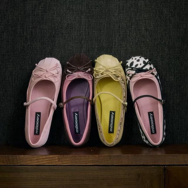 leemonilov3s's tweet photo. Cewe kue merapat! Ini flat shoes termanis tahun ini 🥹🤏🏻

Detail pitanya bikin kaki auto cakep, Solnya empuk buat jalan seharian dan ada banyak varian warna : oranye, kuning, sampe dalmatian yang lucu banget 😮‍💨🫶🏻￼ https://t.co/Dof8JdGpef