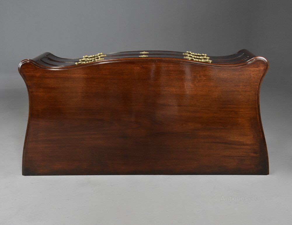antiques_atlas's tweet photo. For SALE on ✨Antiques  Atlas ✨  We have this
Superb 19thc serpentine Chippendale style commode https://t.co/bQZNC8MzaG  Listed by LVS Decorative Arts  @lvsdec #antiques #antiques #antiquefurniture #statleyhomedecor #statleyhome https://t.co/4CWjpf0Uqk