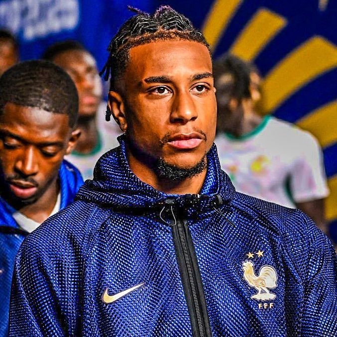 futtmais's tweet photo. "O Olise se entende com todos os jogadores da França. Ele é tão genial que sabe o tipo de jogador que tem na frente dele: Dembélé, Mbappé e Barcola. Ele dá o passe de acordo com a característica de cada um. Ele deixa os três na cara do gol."

- Walter Casagrande, no Posse de Bola.