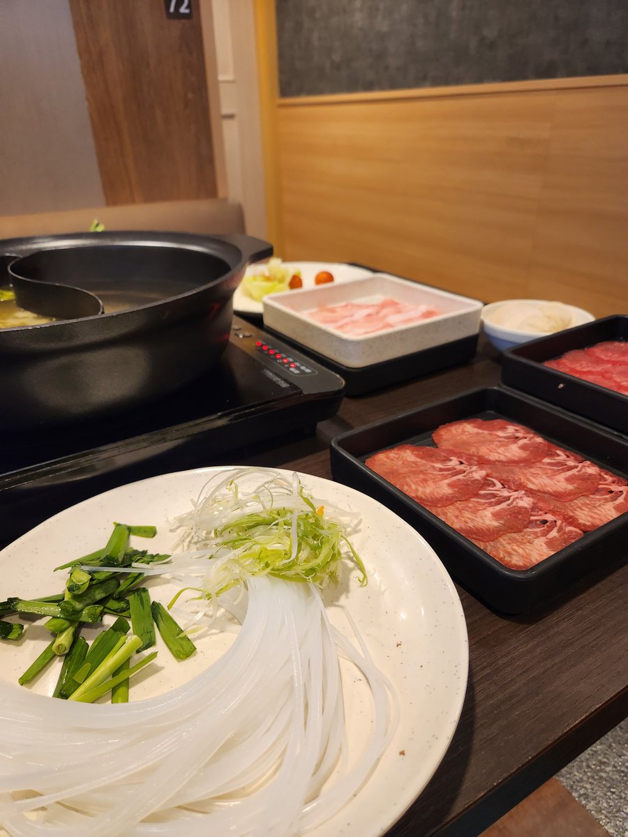 mayuha_k's tweet photo. しゃぶ葉で牛タン
好きなものはどこまでも食べる。
時間制限あるから、忙しいけど、美味しかった。
ランチで行くと無制限だからランチで行きたいけど、平日昼に行ける人なんて限られる(笑) https://t.co/gBn1Y7tDG3