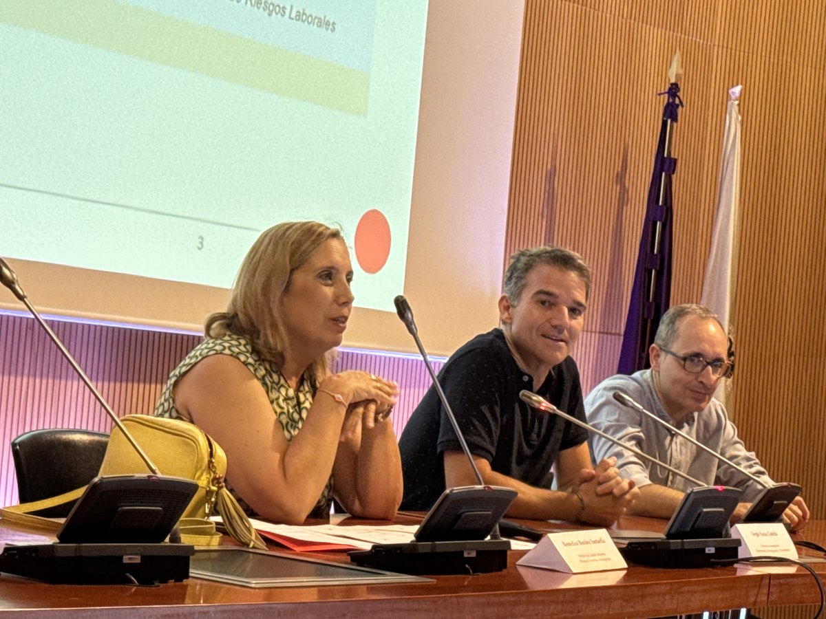 CanalUGR's tweet photo. 👋 ¡Bienvenidos/as!

🎓 La #UGR incorpora a 181 jóvenes profesionales a través del Programa de Empleo Juvenil

👥 Hoy ha tenido lugar la jornada de recepción en la @ETSCaminosUGR 

↪️ Info: https://t.co/ZvDpRFSwTO https://t.co/nTsc6pwF33