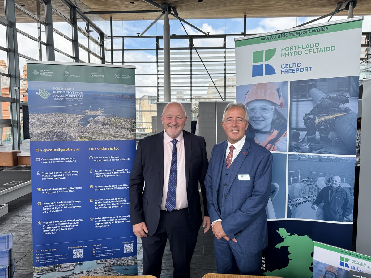 PeterFoxOBE's tweet photo. Great to meet with Dr Chris Martin and the Celtic Freeport Team today in the Senedd to hear about their exciting projects in West Wales and Anglesey.

I look forward to seeing them progress, and the excellent opportunities they will provide for Wales. https://t.co/PnEoG0Icmt