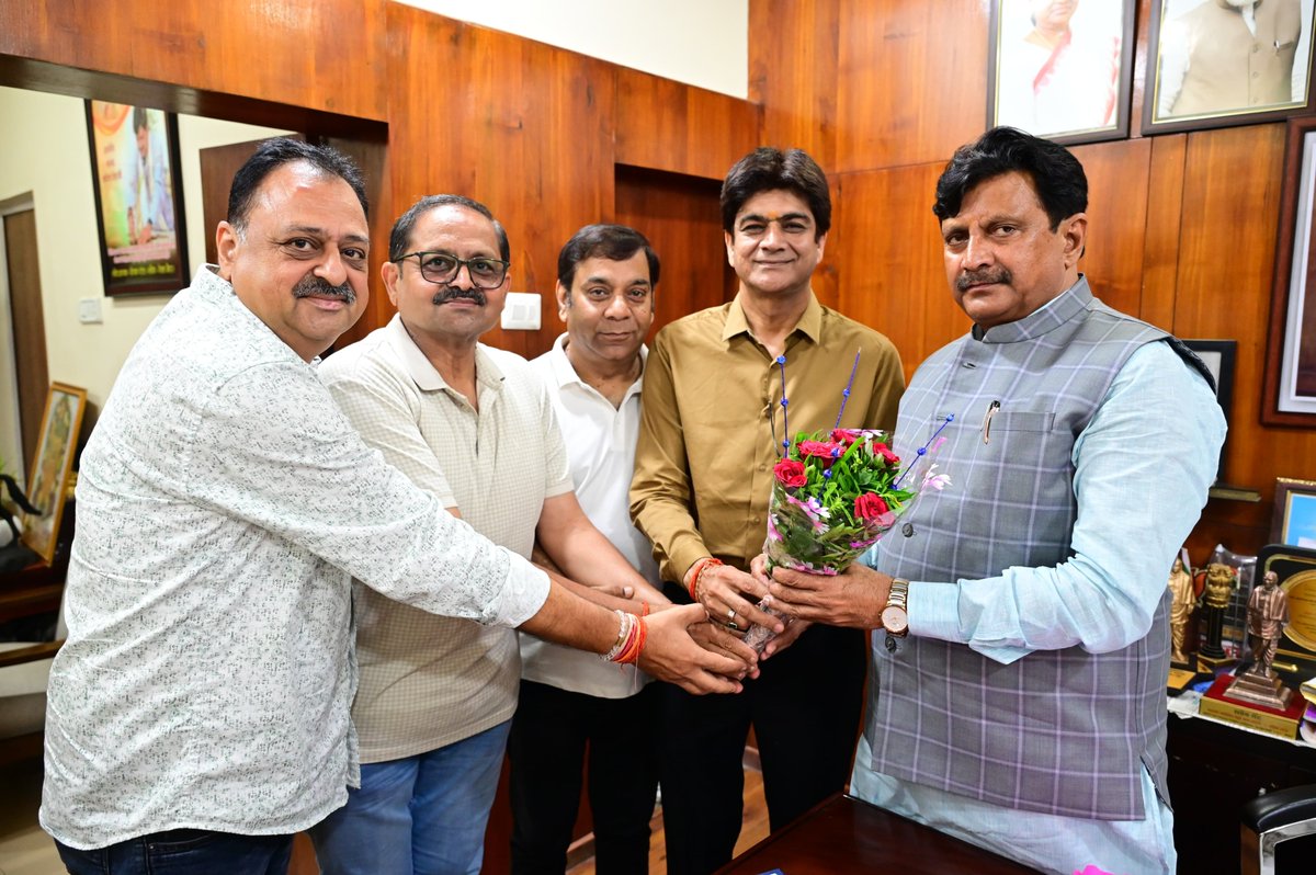 OfficeofGS's tweet photo. सतना विंध्य चैंबर ऑफ कॉमर्स के नव-निर्वाचित महामंत्री श्री शमनोज कटारे एवं श्री मनोज अरोड़ा ने आज माननीय सांसद श्री @GaneshSingh_in जी से संसदीय कार्यालय, सतना पहुंचकर भेंट की।

इस अवसर पर माननीय सांसद जी ने उन्हें नई जिम्मेदारी के लिए हार्दिक बधाई एवं शुभकामनाएं दीं। https://t.co/0sFwheL5yG