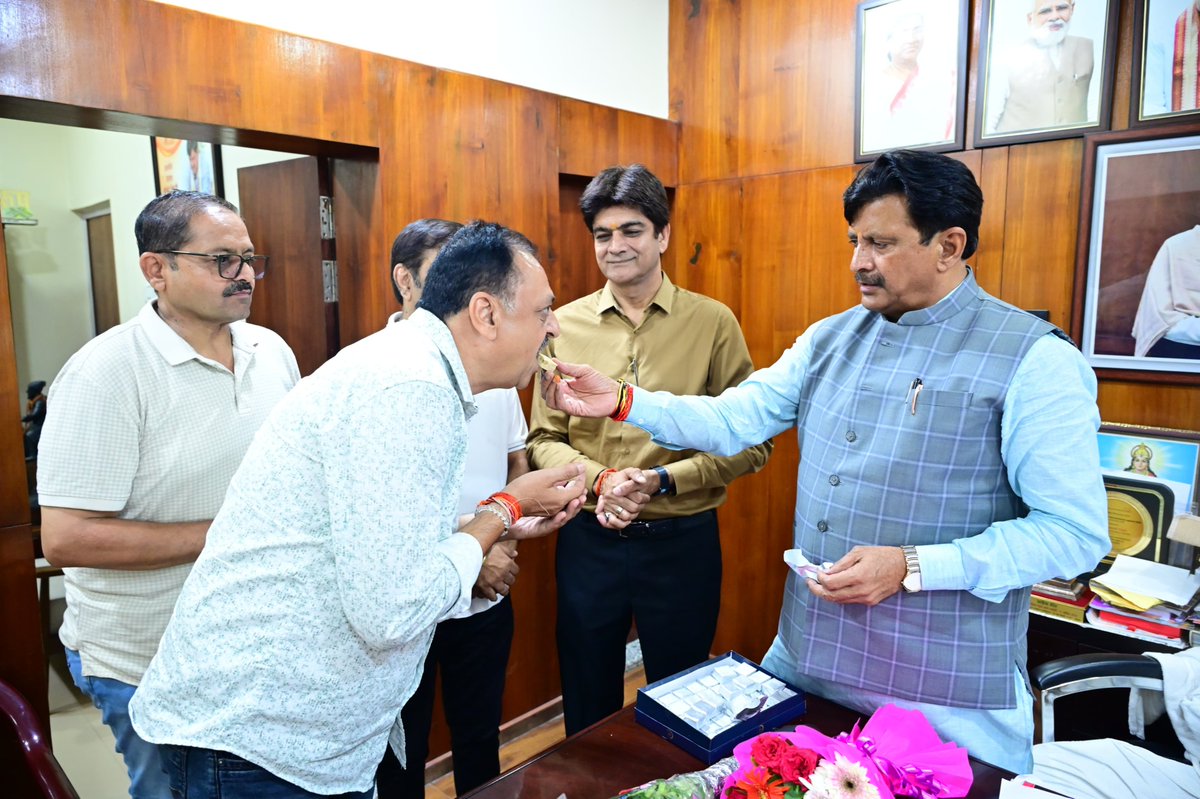 OfficeofGS's tweet photo. सतना विंध्य चैंबर ऑफ कॉमर्स के नव-निर्वाचित महामंत्री श्री शमनोज कटारे एवं श्री मनोज अरोड़ा ने आज माननीय सांसद श्री @GaneshSingh_in जी से संसदीय कार्यालय, सतना पहुंचकर भेंट की।

इस अवसर पर माननीय सांसद जी ने उन्हें नई जिम्मेदारी के लिए हार्दिक बधाई एवं शुभकामनाएं दीं। https://t.co/0sFwheL5yG