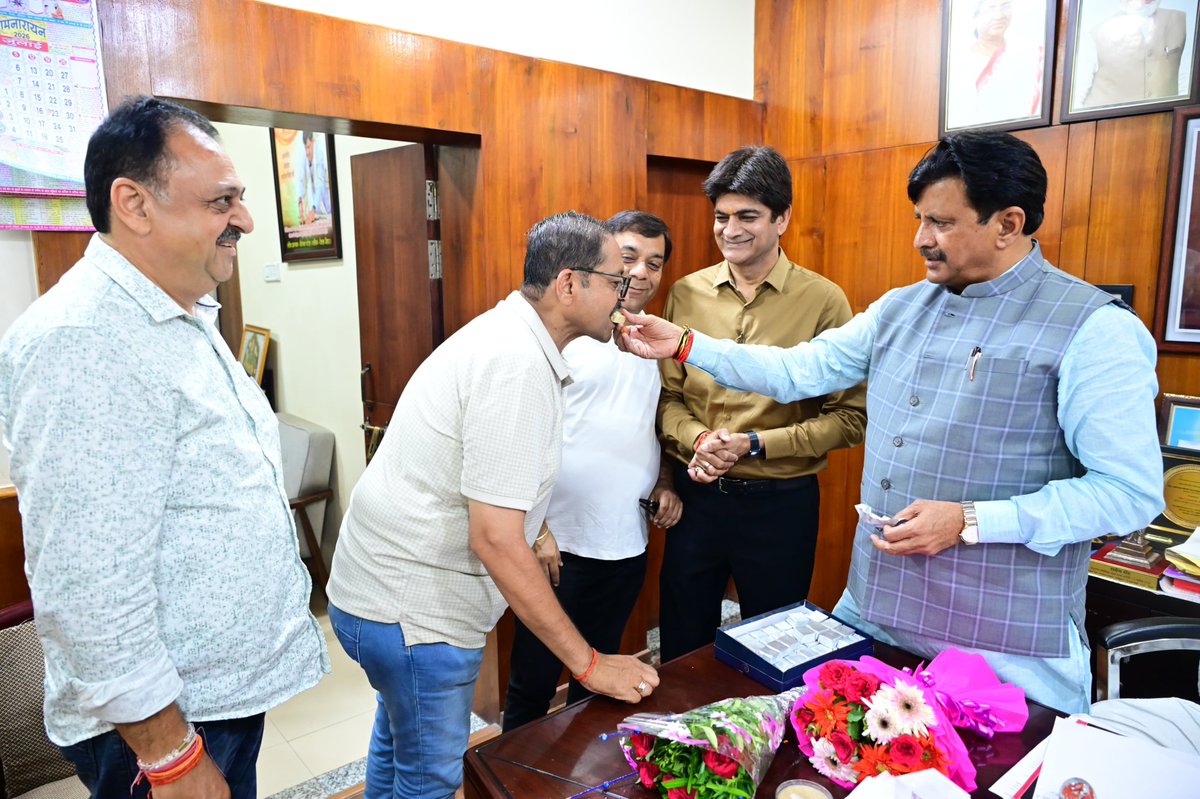 OfficeofGS's tweet photo. सतना विंध्य चैंबर ऑफ कॉमर्स के नव-निर्वाचित महामंत्री श्री शमनोज कटारे एवं श्री मनोज अरोड़ा ने आज माननीय सांसद श्री @GaneshSingh_in जी से संसदीय कार्यालय, सतना पहुंचकर भेंट की।

इस अवसर पर माननीय सांसद जी ने उन्हें नई जिम्मेदारी के लिए हार्दिक बधाई एवं शुभकामनाएं दीं। https://t.co/0sFwheL5yG