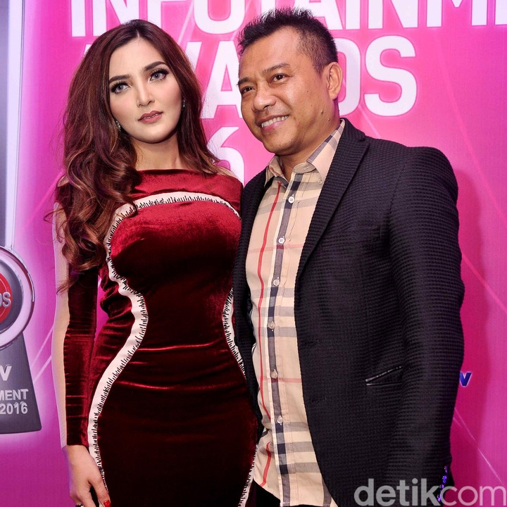 rizzyul's tweet photo. menurut gw size difference mereka layaknya anang ashanty https://t.co/TQVCQA5I07
