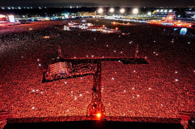 katysbldo's tweet photo. Listen to me @katyperry, you need to headline Lollapalooza Argentina/Brasil/Chile and get this crowd https://t.co/XNYwbZgOh8