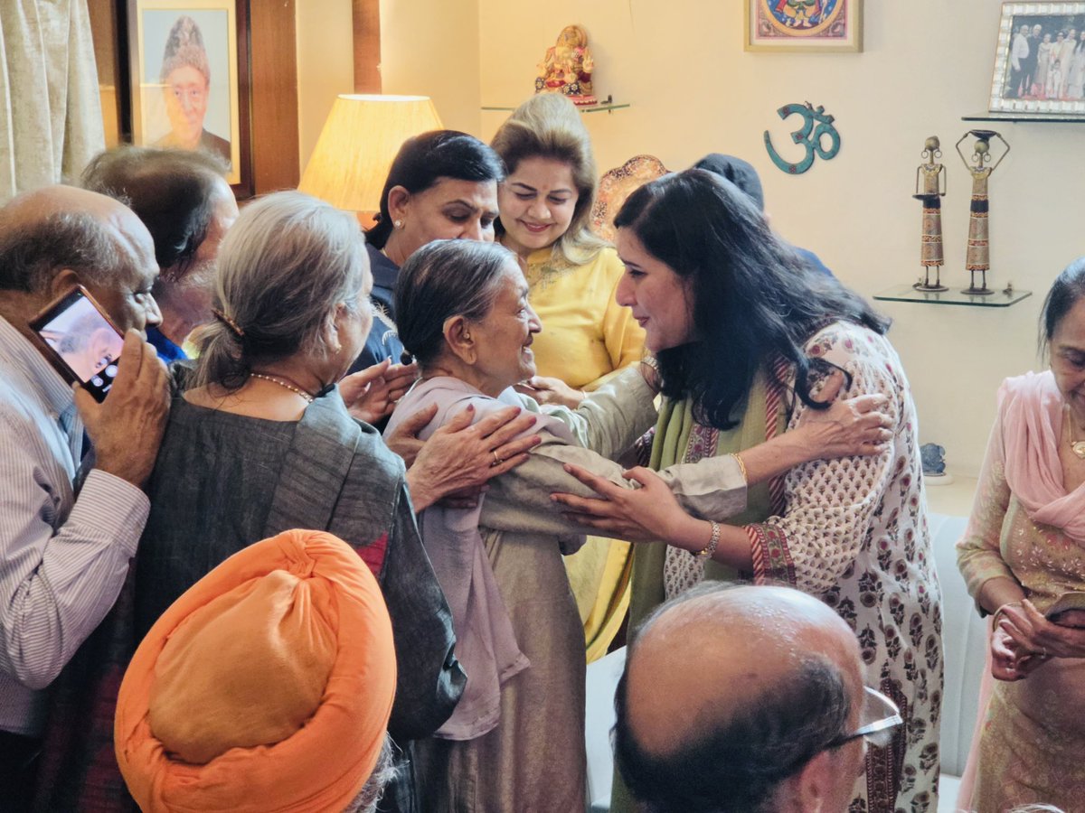 BansuriSwaraj's tweet photo. आदरणीय प्रधानमंत्री श्री @narendramodi जी के नेतृत्व में सेवा, सुशासन एवं जनकल्याण के 12 सफल वर्ष पूर्ण होने के उपलक्ष्य में आयोजित विशिष्ट जनसंपर्क अभियान के अंतर्गत ईस्ट पंजाबी बाग स्थित श्री सुबोध जिंदल जी के निवास पर आयोजित संवाद कार्यक्रम में दिल्ली के पूर्व मुख्यमंत्री श्रद्धेय श्री मदन लाल खुराना जी की धर्मपत्नी श्रीमती राज खुराना जी की गरिमामयी उपस्थिति में सहभागिता की।इस दौरान विधायक श्री @HarishKhuranna जी भी साथ उपस्थित रहे । 

इस अवसर पर आदरणीय प्रधानमंत्री श्री @narendramodi जी के नेतृत्व में बीते 12 वर्षों में सेवा, सुशासन, अंत्योदय, महिला सशक्तिकरण, आत्मनिर्भर भारत एवं विकसित भारत के संकल्प की दिशा में हुए ऐतिहासिक कार्यों पर क्षेत्रवासियों के साथ सार्थक संवाद हुआ।

@BJP4India @BJP4Delhi 

#12YearsOfSeva #ViksitBharat #JanSamparkAbhiyan