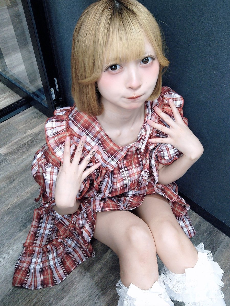 pmiw_naru2's tweet photo. ナルちゃん鎖骨もオススメです♡ https://t.co/B85wvGjSug
