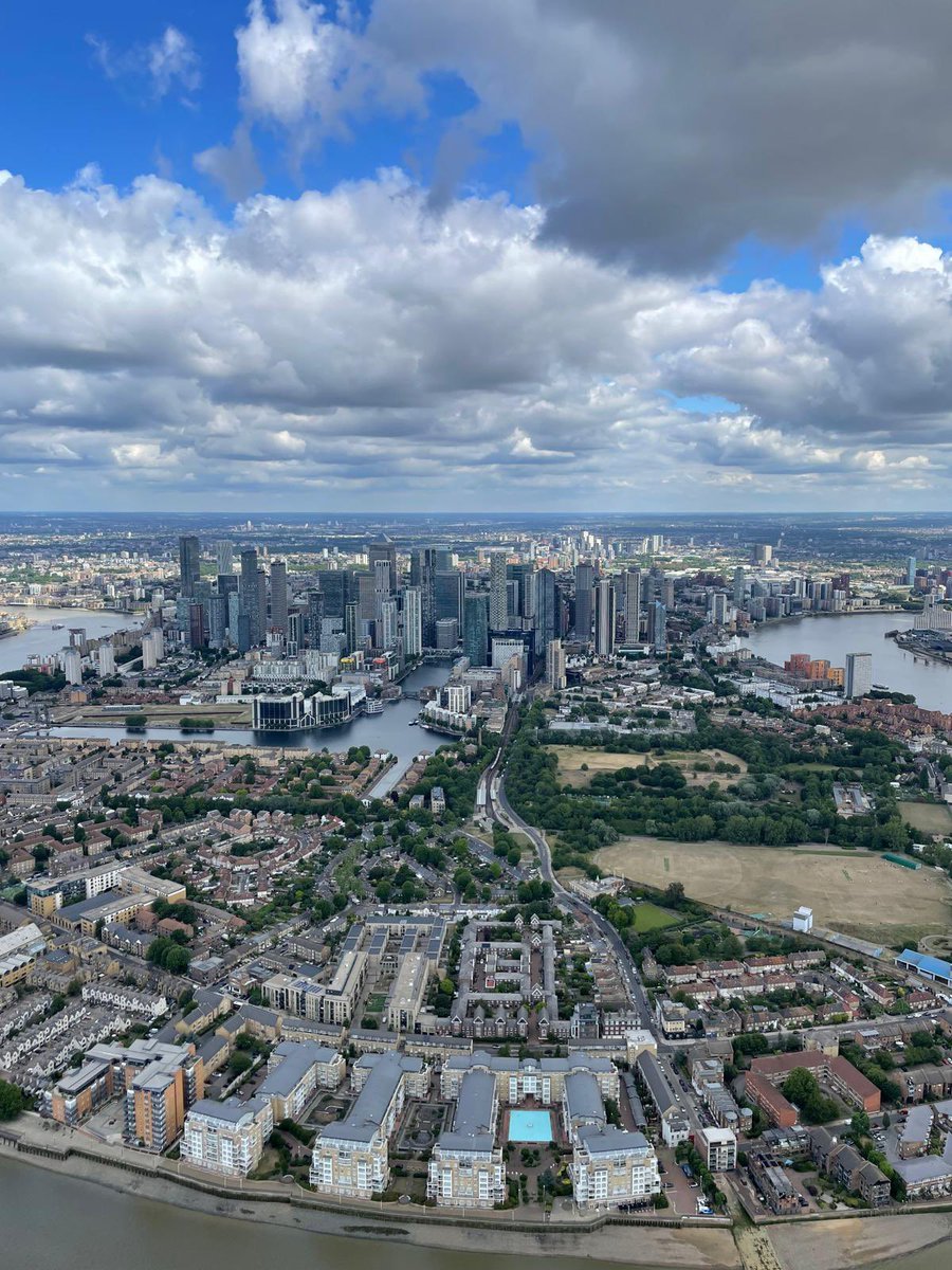 GoodyearBlimp's tweet photo. Cheers, London 👋 https://t.co/u20GXc65hr