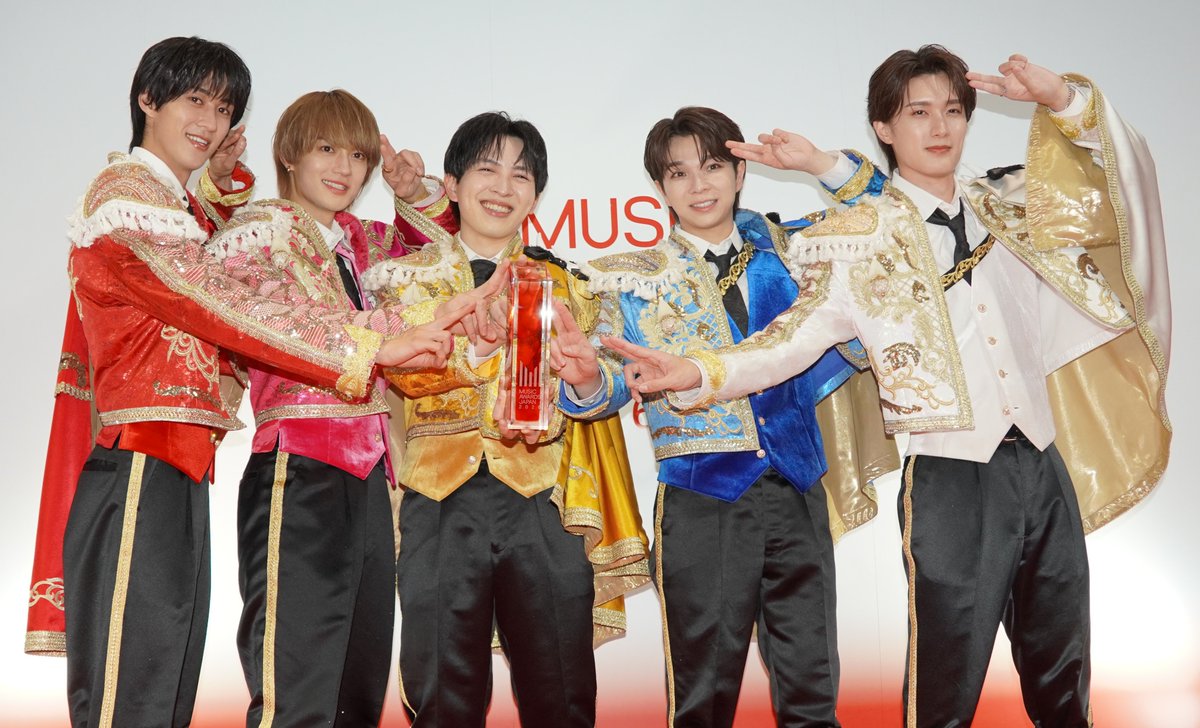 oricon's tweet photo. 【FNS歌謡祭】
M!LK、宝塚歌劇団花組とコラボ✨
「惚れちゃうぜ滅！」「景気が良い！」

🔻花組の粋なサプライズも話題に
https://t.co/E7qlkt6WLB

#FNS歌謡祭夏 https://t.co/NgYAfORlHb